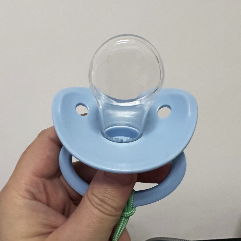 بڑوں کی چوسنی: دنیا بھر میں مقبول غیر معمولی رجحان 