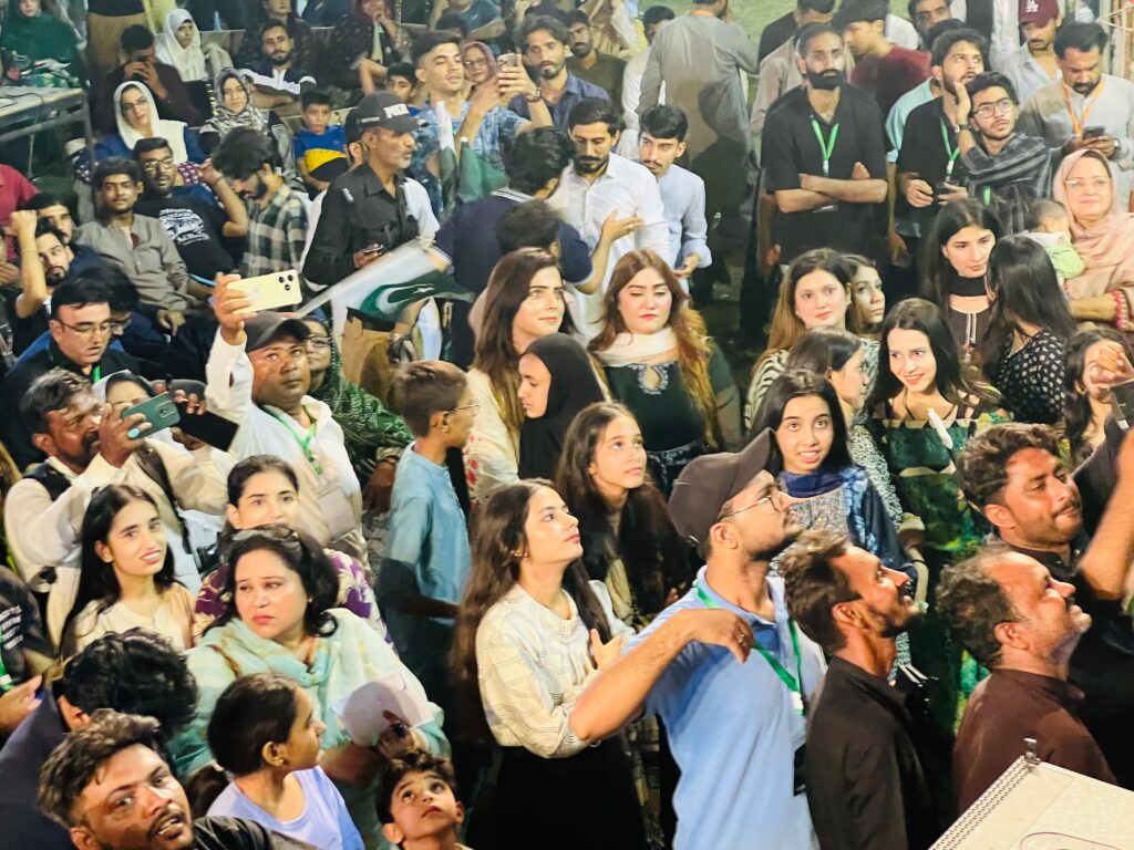  راحت فتح علی خان کی پرفارمنس کے دوران شائقین آپا کھو بیٹھے