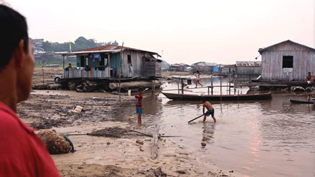 برازیل میں ایمیزون کی لیک تیفے جھیل، 2023 کی شدید گرمی کے دوران 105 ڈگری درجہ حرارت پر، جہاں نایاب ڈولفنز ہلاک ہوئیں