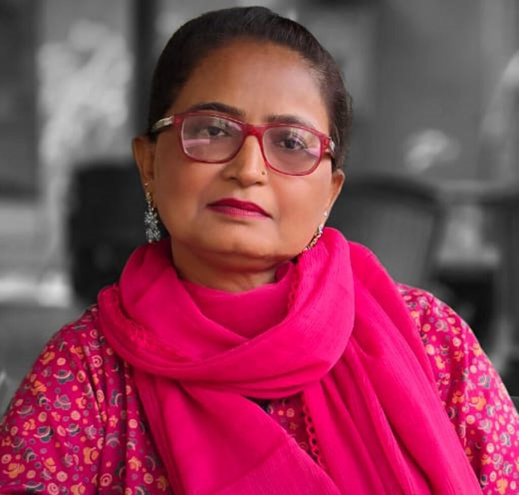 Healthcare professionals discussing Nipah virus risk and public health preparedness during a medical briefing, with laboratory equipment and virus research visuals in a clinical conference setting.
