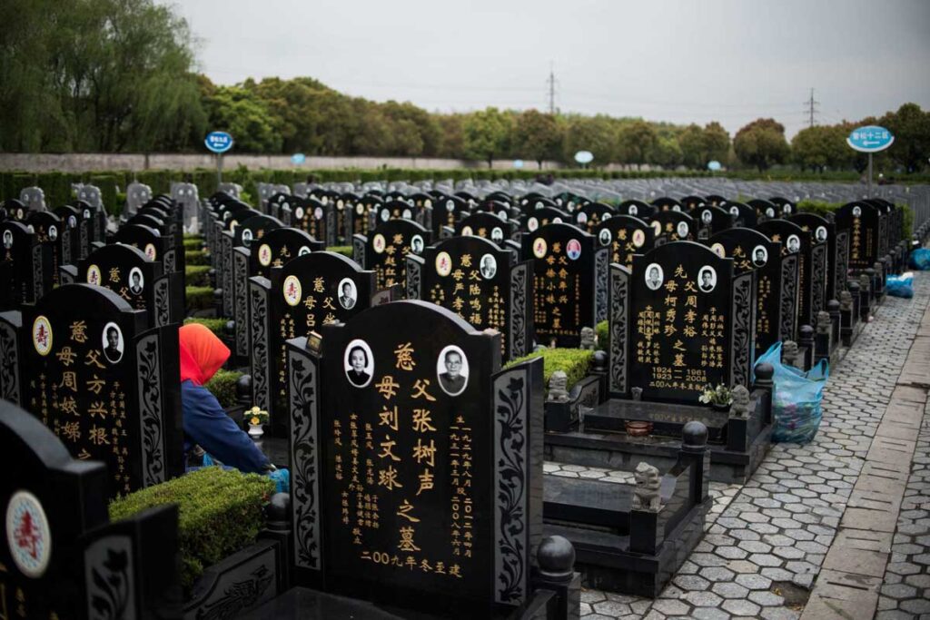 China: The scene from the cemetery that moved everyone to tears