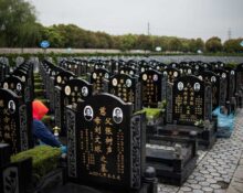 China: The scene from the cemetery that moved everyone to tears