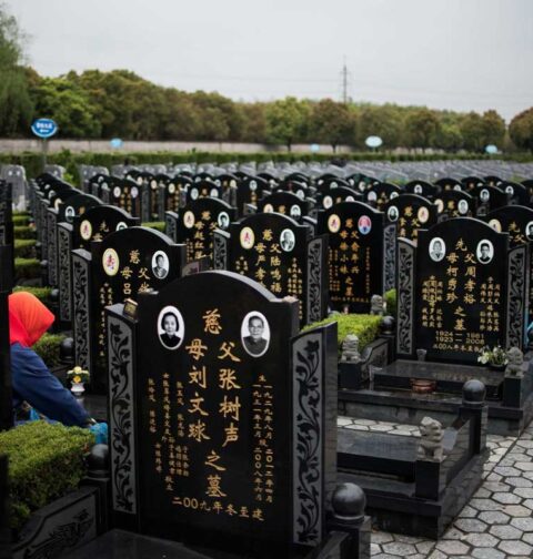 China: The scene from the cemetery that moved everyone to tears