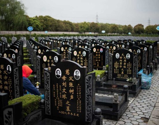 China: The scene from the cemetery that moved everyone to tears