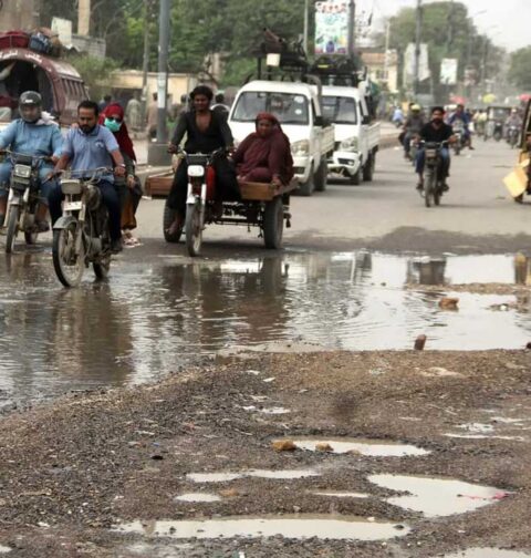 Karachi Broken Roads Force Industries to Shut Down and Shift Business Operations