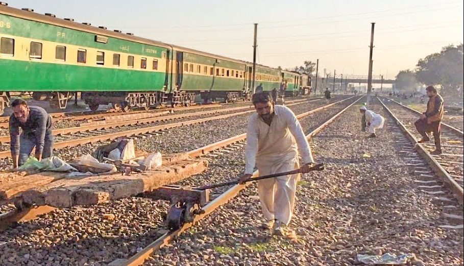 Shalimar Express Accident: Three coaches derail near Shahdadpur