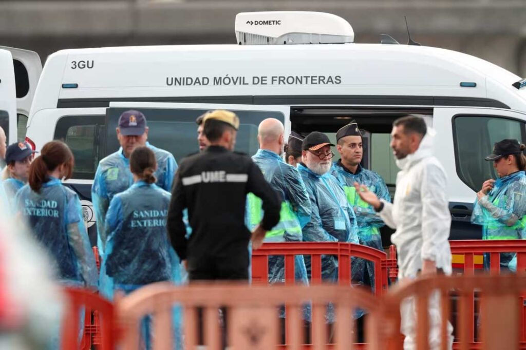 Hantavirus: Passenger evacuation from cruise ship begins