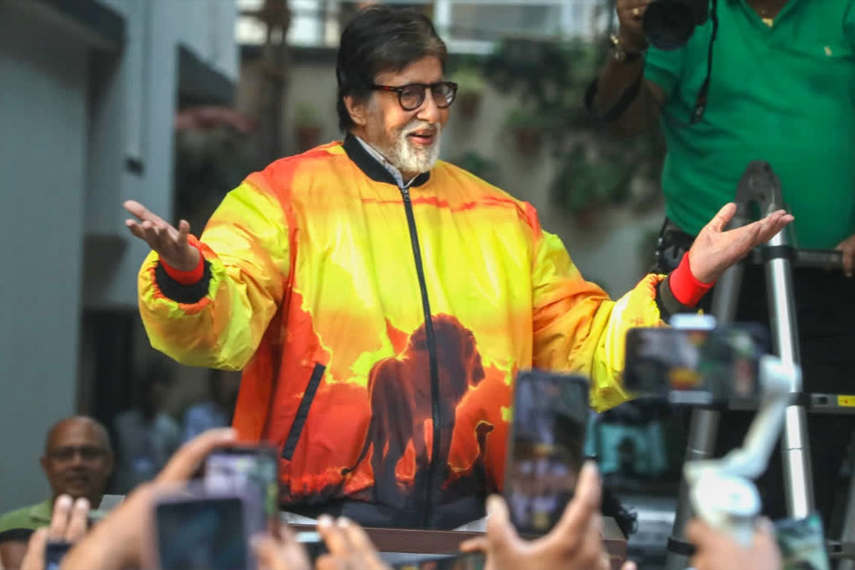 Fan collapses while waiting for Amitabh Bachchan
