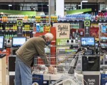 An elderly man takes up residence in a supermarket to escape loneliness.