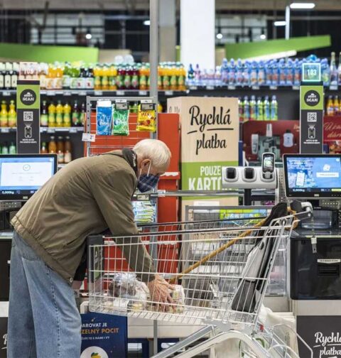An elderly man takes up residence in a supermarket to escape loneliness.