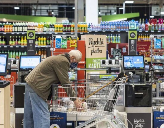 An elderly man takes up residence in a supermarket to escape loneliness.