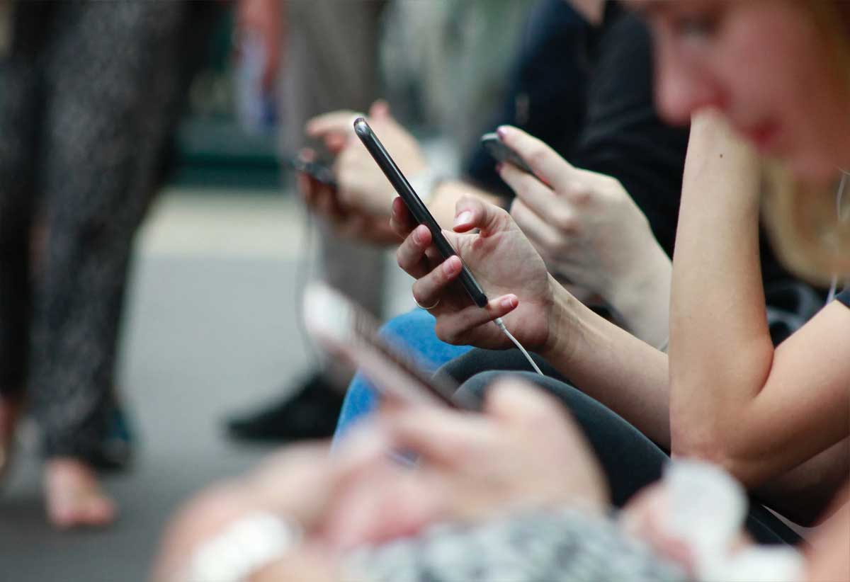 Smartphones: Major cause of population decline revealed